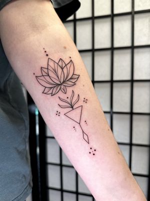 Fine line lotus tattoo #finelinetattoo #lotustattoo #lotus #fineline #geometrictattoo 