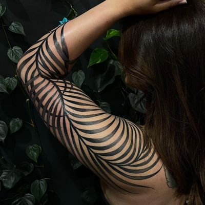 Intricate blackwork design by artist Giada Knox featuring a beautiful leaf motif inspired by nature.