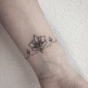 #photooftheday #lotus #lotustattoo #lotusmandala #lotusmandalatattoo #bracelet #bracelettattoo #wristlet #wristtattoo #cutetattoo #girlytattoo #girly #dots #petitspoints #lespetitspointsdefanny #tattoolausanne 