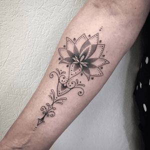 #tattoooftheday #photooftheday #tattoo #tatouage #mandala #mandalatattoo #lotus #lotustattoo #lotusmandala #lotusmandalatattoo #finelinetattoo #fineline #dot #dotwork #dottattoo #dotworktattoo #stippletattoo #stippling #stipple #petitspoints #girltattoo #forearmtattoo #lausanne #lausannetattoo #tattoolausanne #fann_ink 