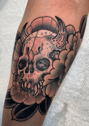 Sneaky skull peony. Done at @blackhearttattoo this week. Thanks for snagging a fun one Liz! 