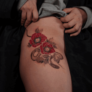 #rosetattoo #peonytattoo #koreatattoo #adelierink #flowertattoo #snaketattoo #flower #tattoodo #tattoodoapp #womantattoo